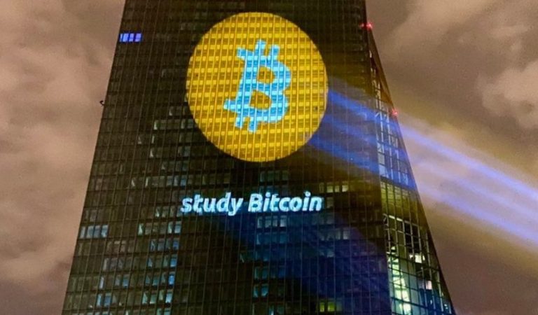 Crypto aanhangers projecteren Bitcoin-logo op de Europese Centrale Bank in Frankfurt